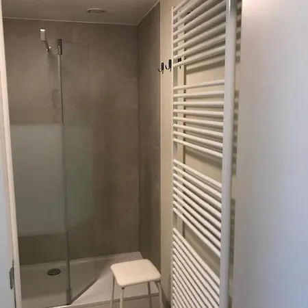 Renovated With Swimming Pool Within Walking Distance Of The T127 Apartamento Ostend